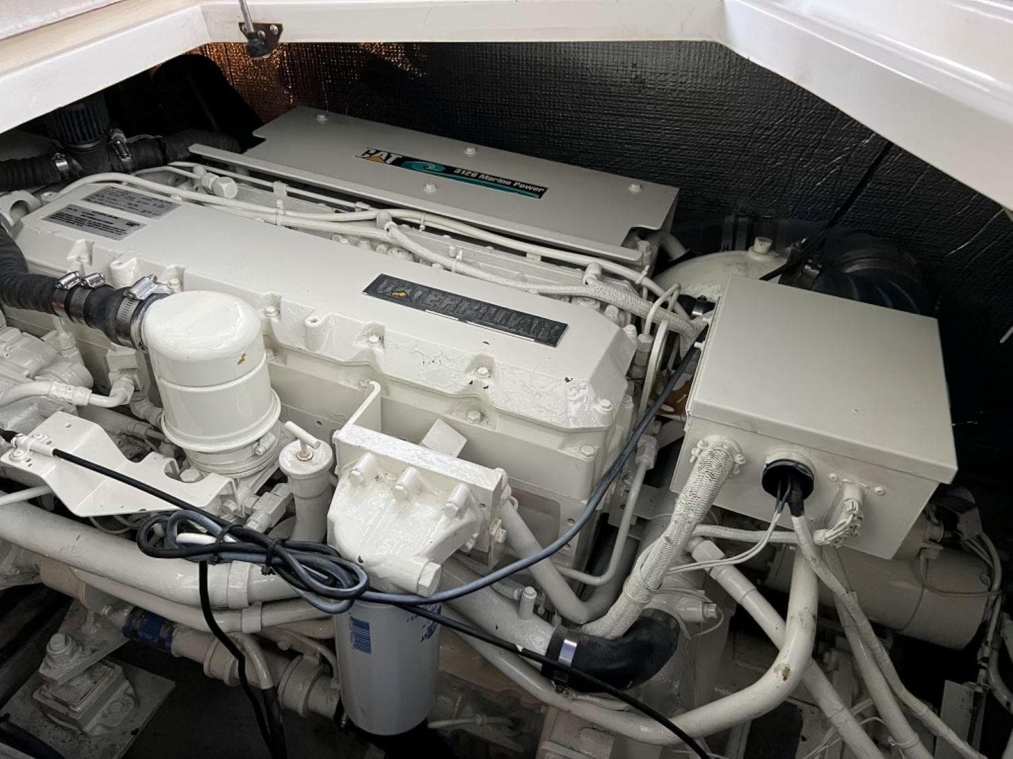 2000 Cruisers Yachts 4270 Express — Nashville, TN (photo 20)