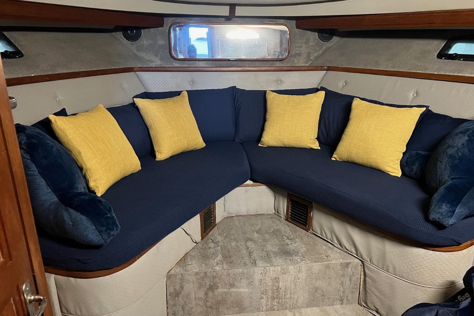 1987 Carver 42 Aft Cabin Motor Yacht — Waverly, TN (photo 5)