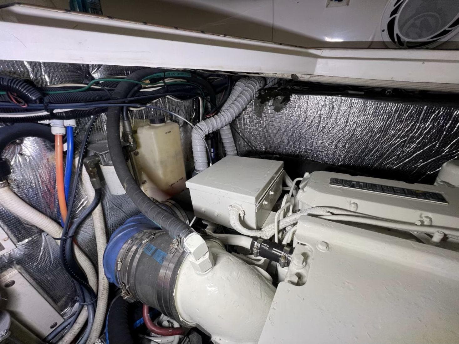 2000 Cruisers Yachts 4270 Express — Nashville, TN (photo 24)