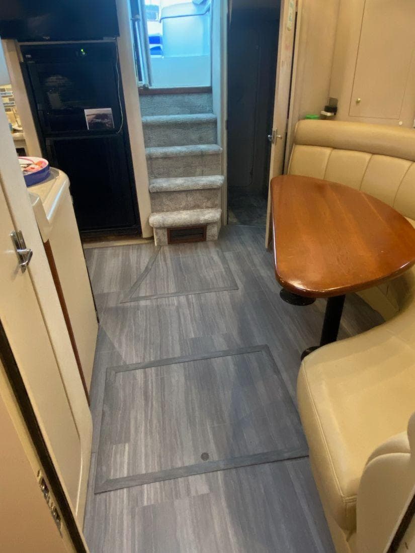 2000 Cruisers Yachts 4270 Express — Nashville, TN (photo 14)