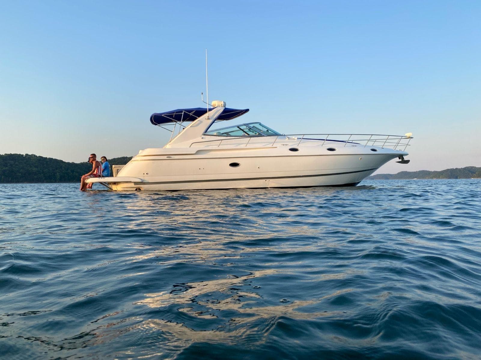 2000 Cruisers Yachts 4270 Express — Nashville, TN